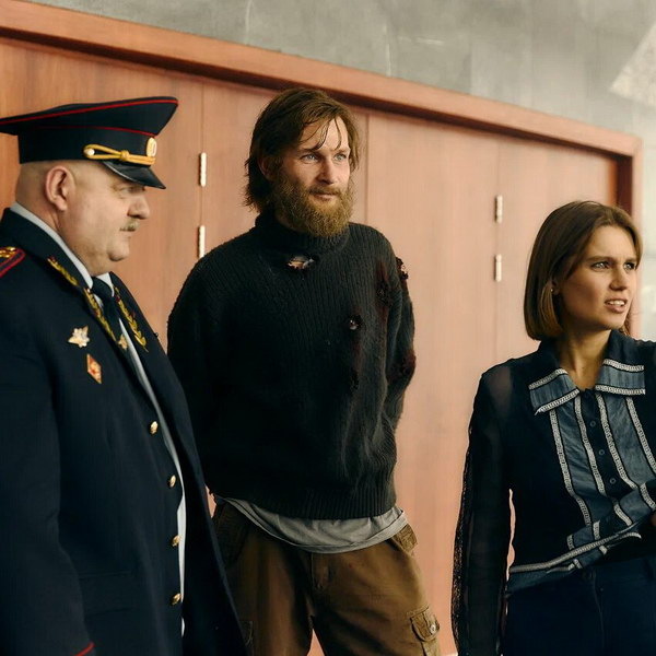     Полицейские из Москвы сражаются с чайным грибом и говорят стихами в трейлере «Волшебного участка»