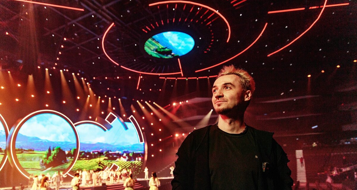 На потолке — круговая композиция из радиусных элементов с круглым экраном в центре. По сценарию они будут дополнять шоу в соответствии с происходящим на сцене. Так, в определенный момент эти элементы станут метафорой часов, на которых будет происходить отсчет времени по спирали.