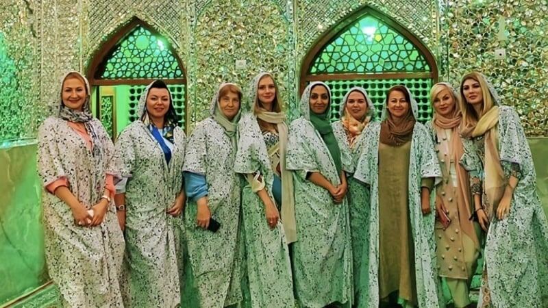 Иностранные туристки в религиозном месте в Иране