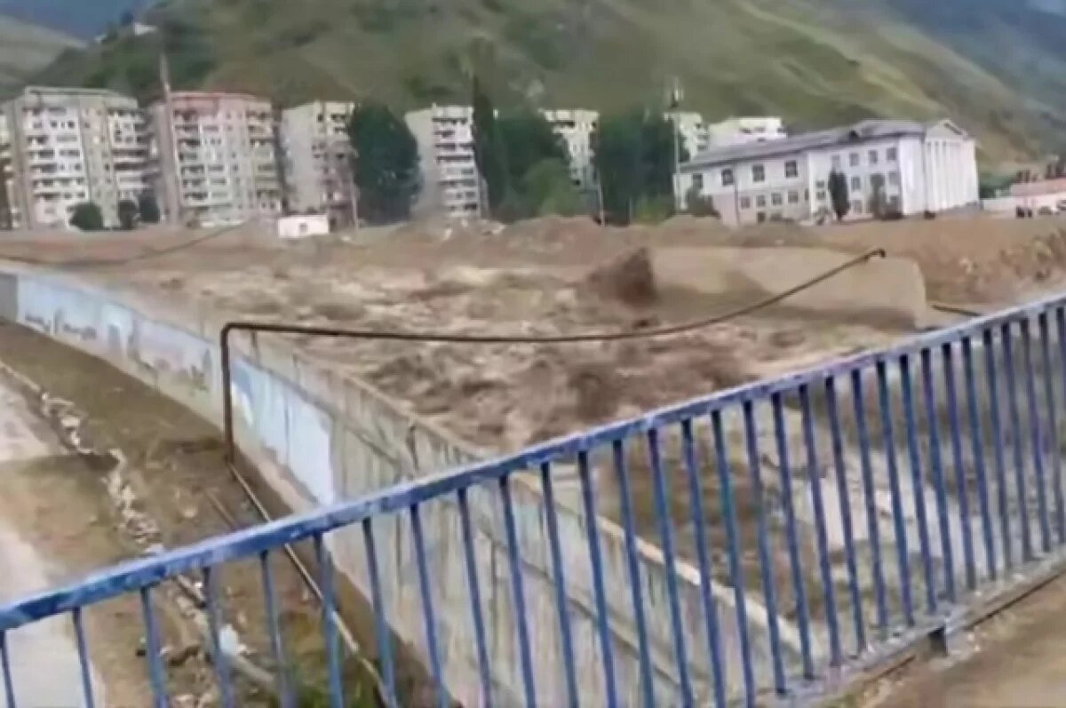    В Тырныаузе в КБР остановили движение авто из-за схода селя