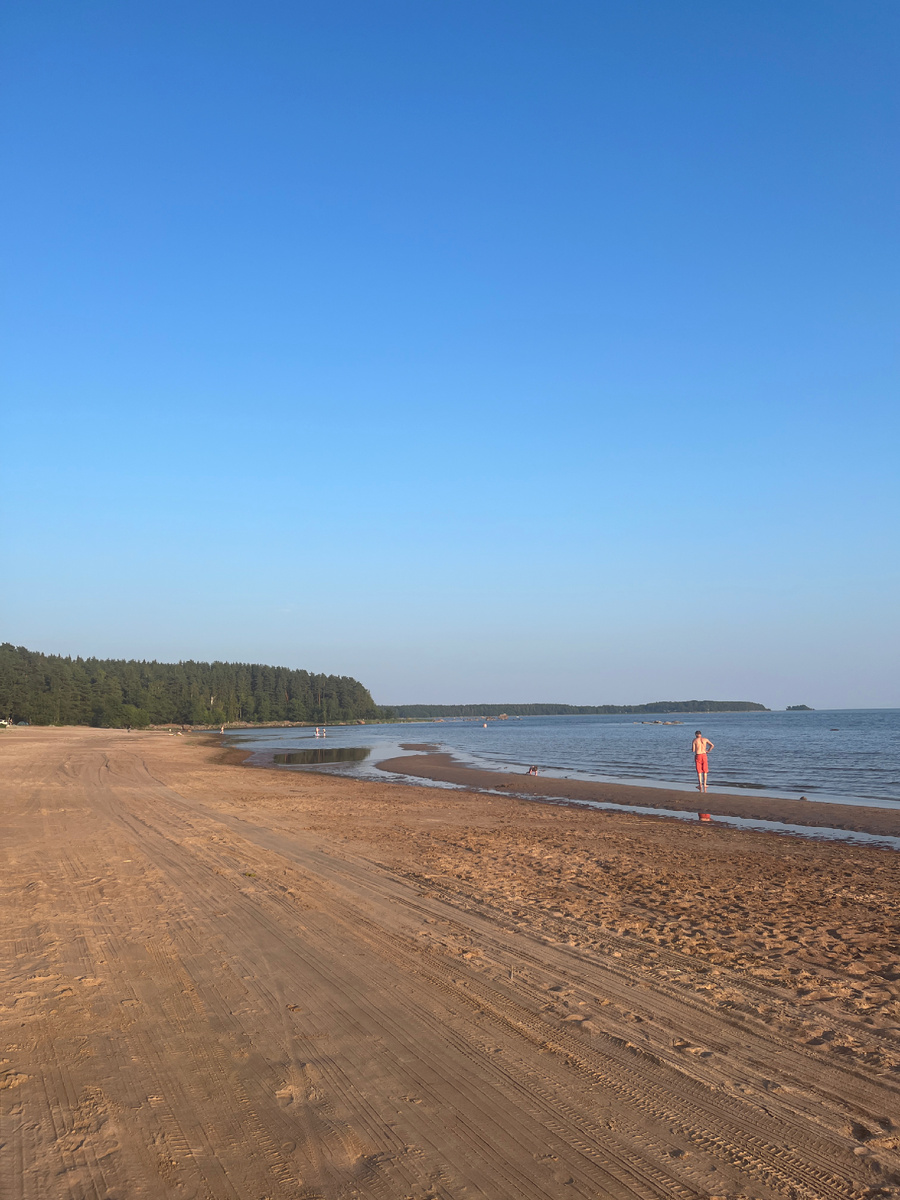 По пляжу иногда ездят машины, это не очень