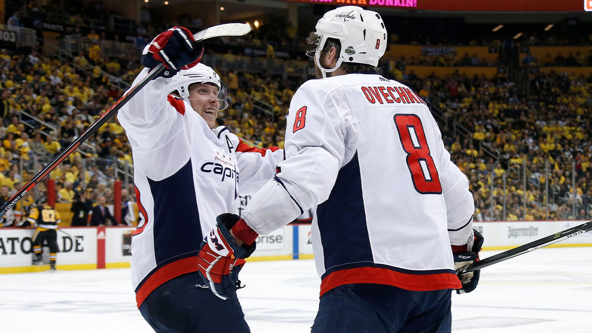    Никлас Бэкстрем и Александр Овечкин. Getty Images