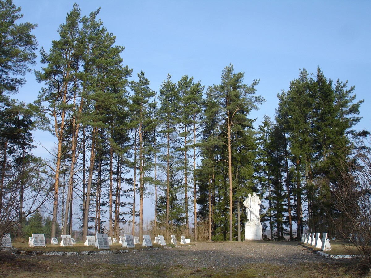 Советский воинский мемориал в посёлке Яунпиебалга, Латвия. Фото: Александр Ржавин, апрель 2010 года.