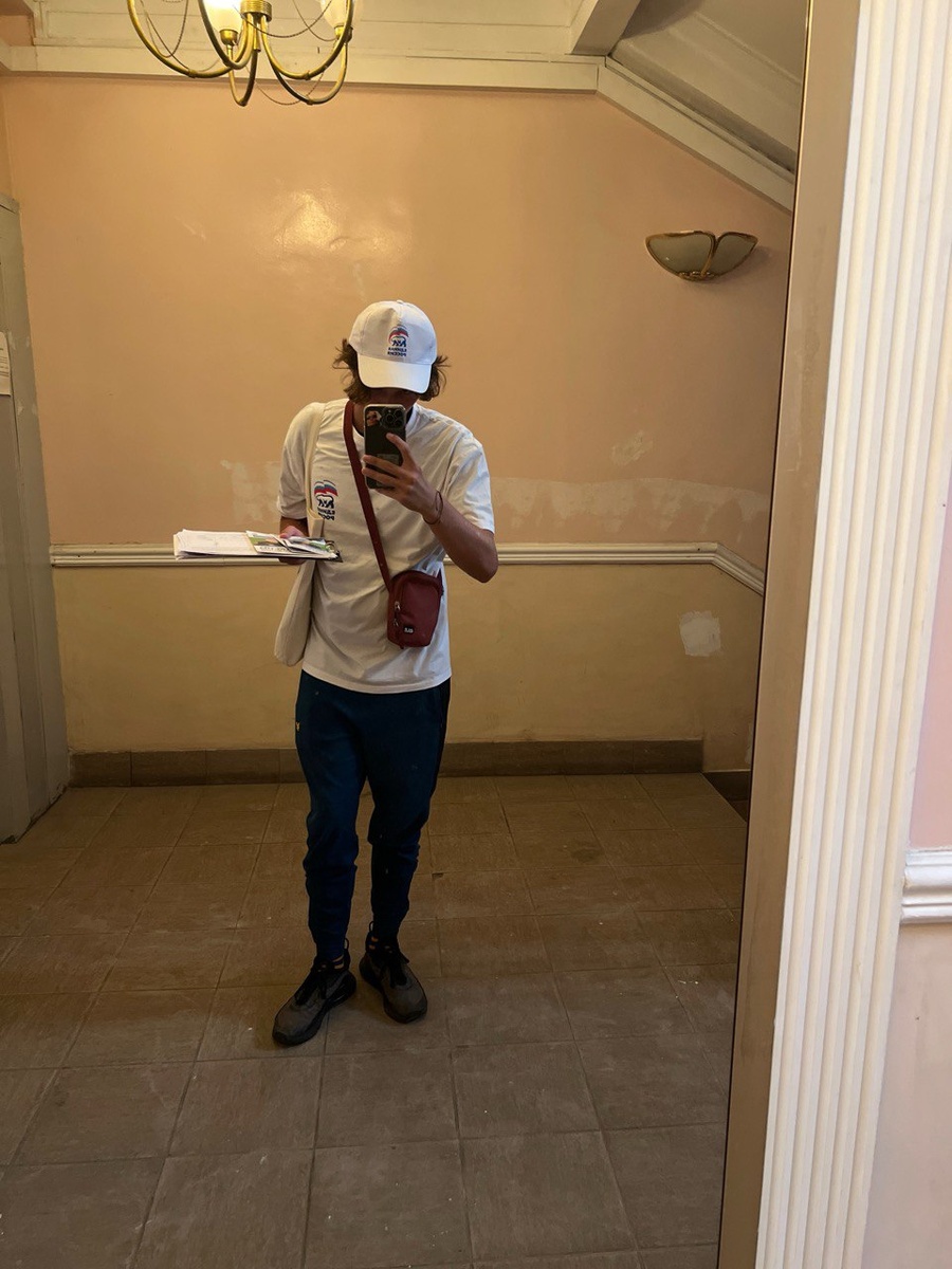 Мой ребенок Артем в 15 лет работал промоутером