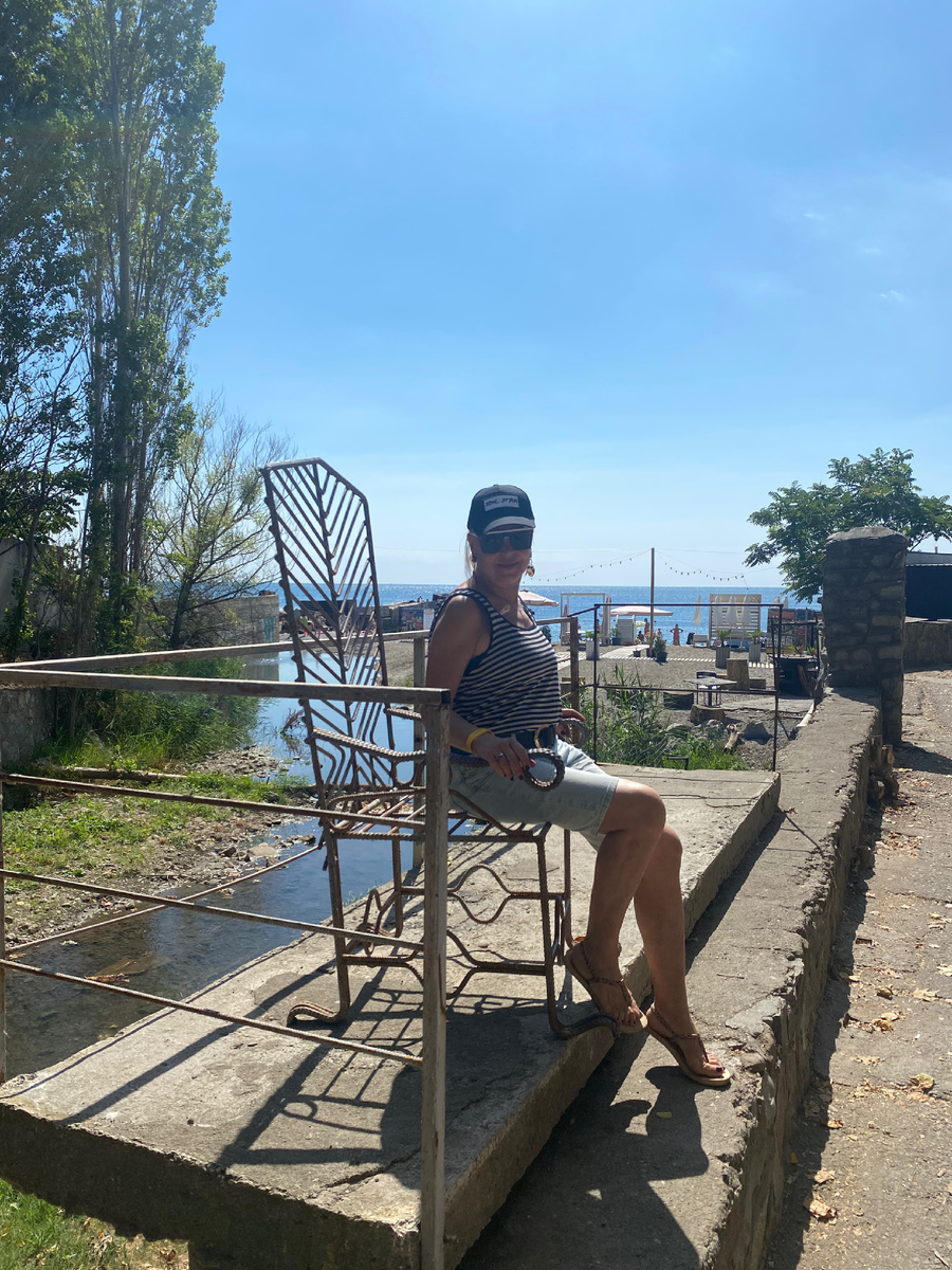 Королева бензоколонки (на ржавом троне)