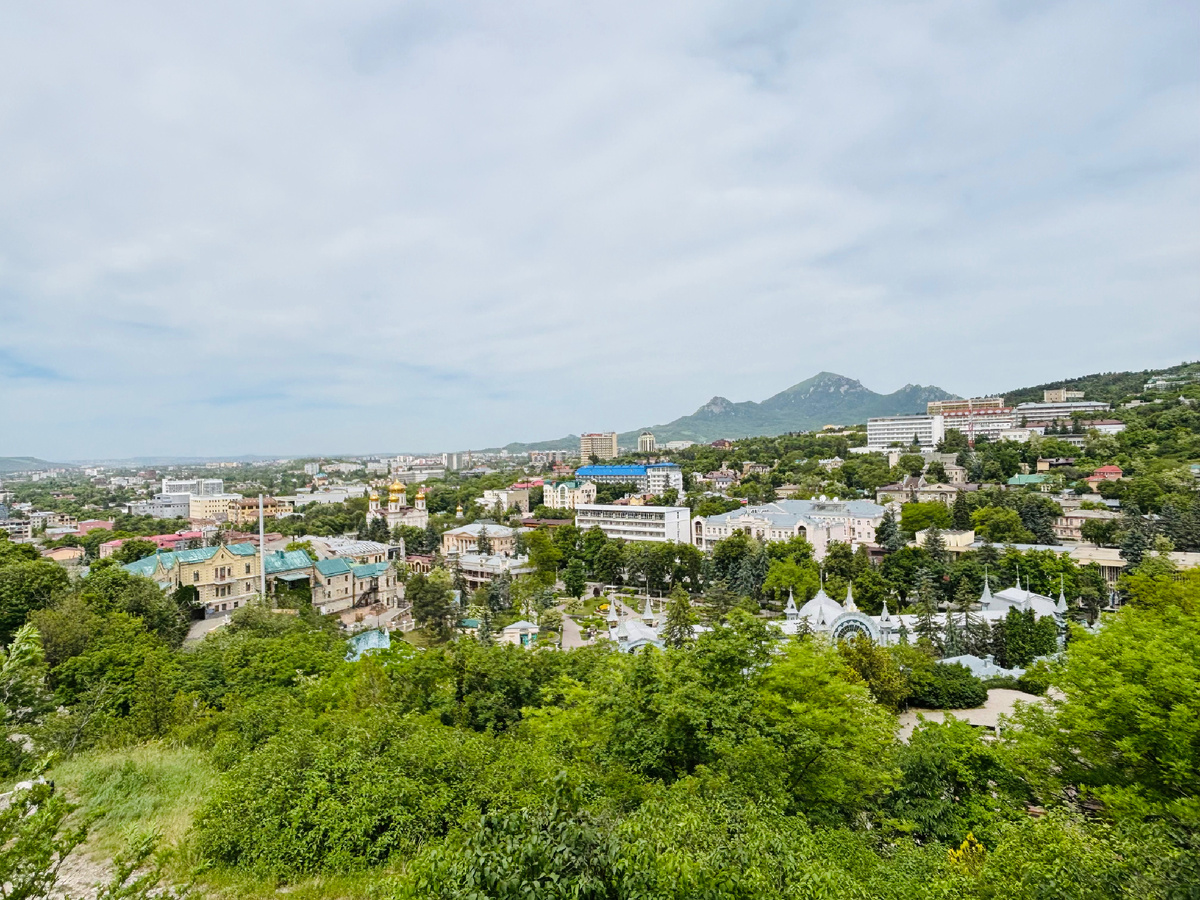 Вид на централбную часть города с горы Горячая