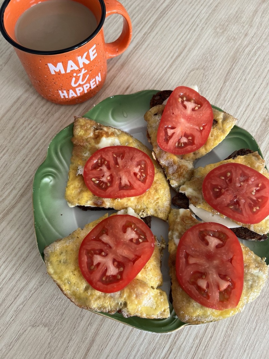 Мой завтрак 31.07.2025, приготовленный с любовью и проведенный в тиши. Фото из личного архива автора.