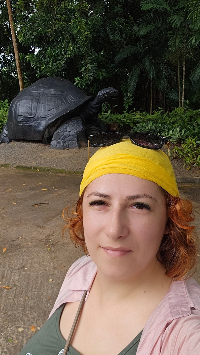 Когда путешествуешь один - в телефоне куча селфи))