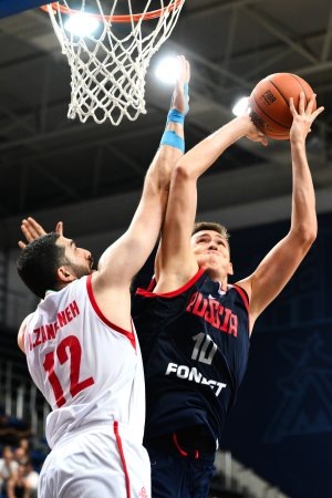    Россияне (справа) преобразились во втором матче с Ираном. / Фото: РИА Новости