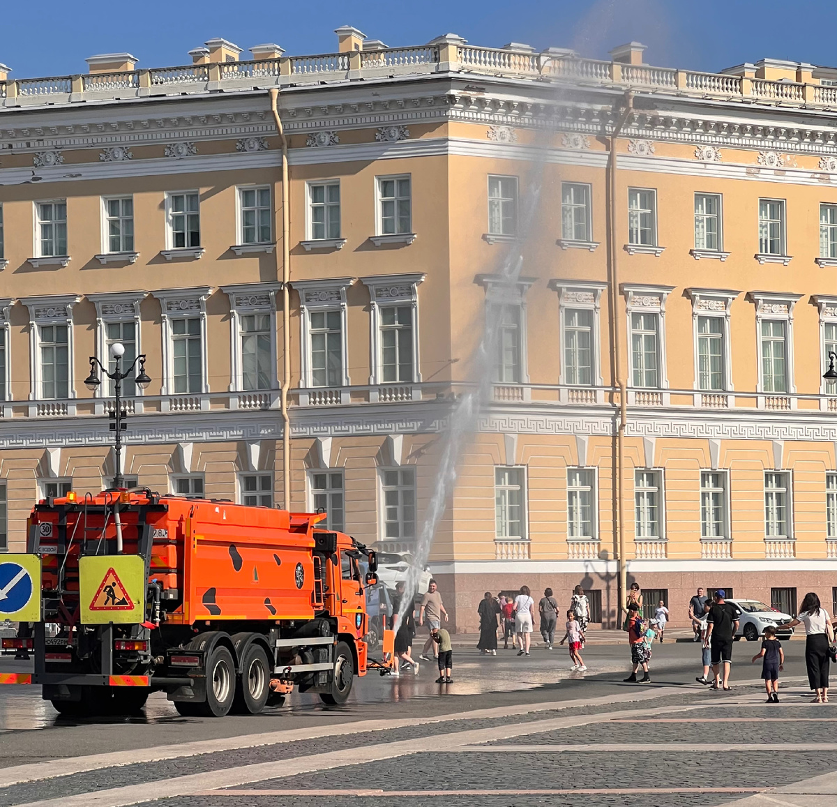 Дворцовая площадь. От поливальной машины никто не убегает😅