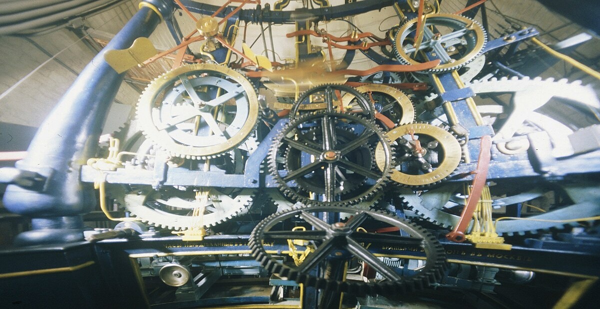 https://upload.wikimedia.org/wikipedia/commons/thumb/d/d3/Kuranty_Clock.jpg/1200px-Kuranty_Clock.jpg