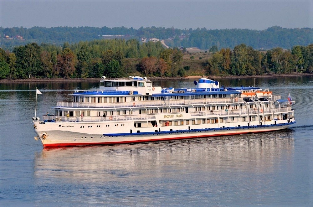 "Михаил Танич" - обновлённый трёхпалубный теплоход с комфортными каютами, живой музыкой и атмосферой настоящего речного путешествия. 