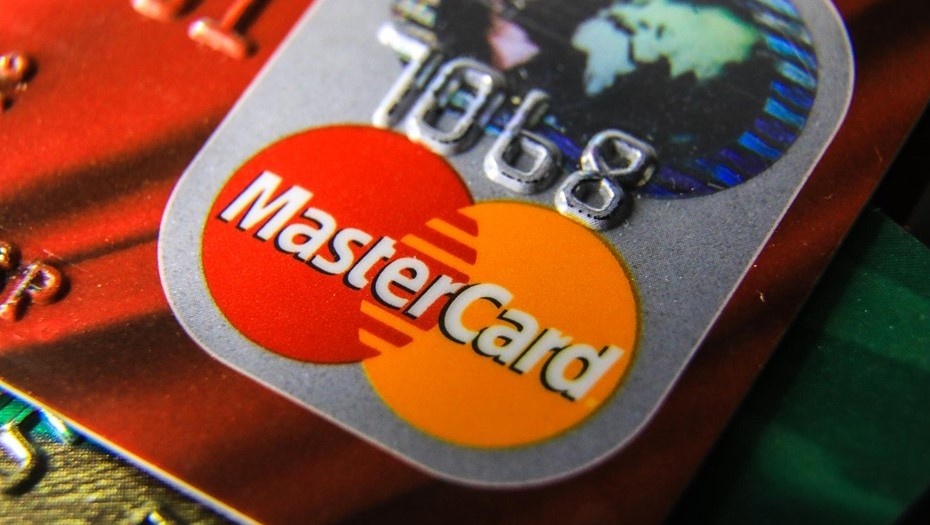    Россия. Санкт-Петербург. Банковские карты. Автор фото: Сергей Коньков