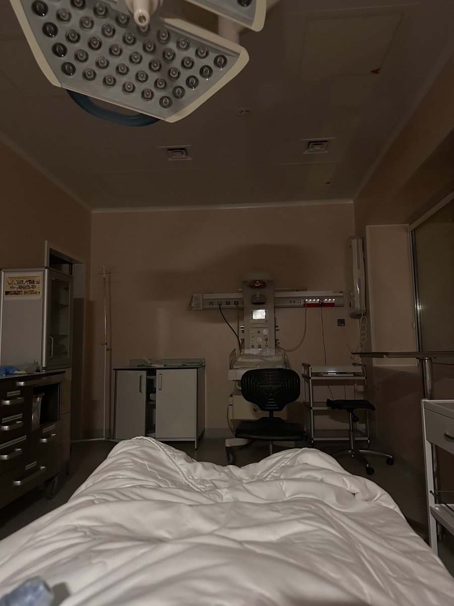 Лежу в одиночестве. Роды прошли. Все тело ломит как после зала. Про промежность молчу)