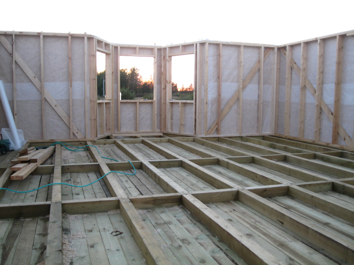 В недостроенном доме совершенно непонятен размер будущего эркера)