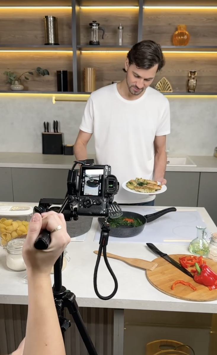 Сегодня у бренда есть всего несколько секунд, чтобы заинтересовать покупателя. Пользователь пролистывает десятки карточек, сторис, постов — и только видео может заставить остановиться.