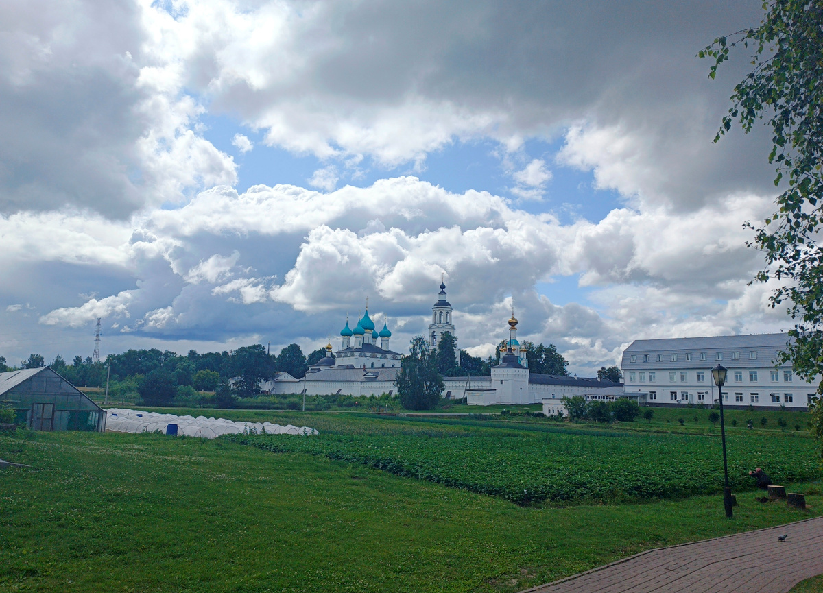 Неплохое хозяйство при этом женском монастыре.