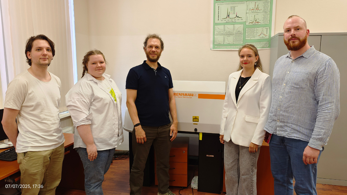 Авторы статьи. Слева направо: команда физиков — Антон Ткач, Ксения Малеева, Кирилл Богданов (руководитель проекта) — и команда химиков — Арина Павлова, Евгений Смирнов (основной исполнитель проекта). Источник: Кирилл Богданов