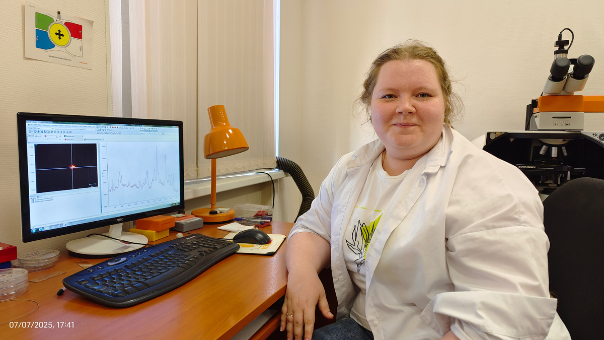 Автор статьи Ксения Малеева в процессе записи рамановских спектров. Источник: Кирилл Богданов