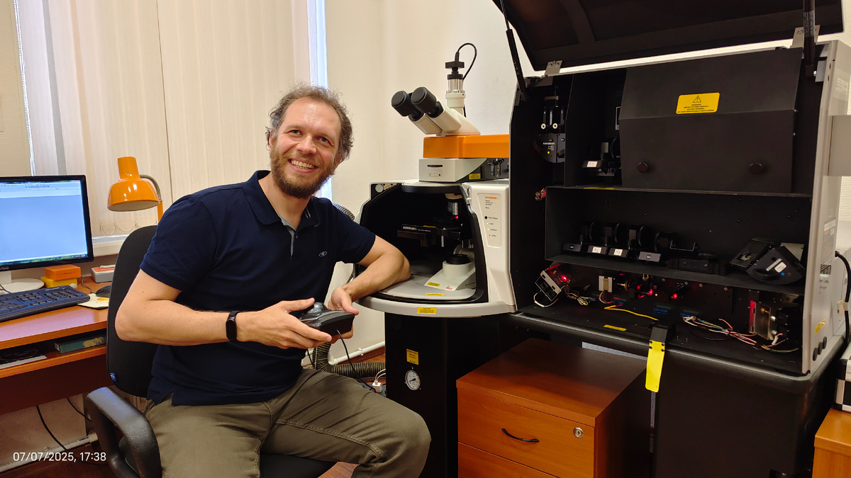 Руководитель проекта Кирилл Богданов за рамановским спектрометром inVia Renishaw. Источник: Кирилл Богданов