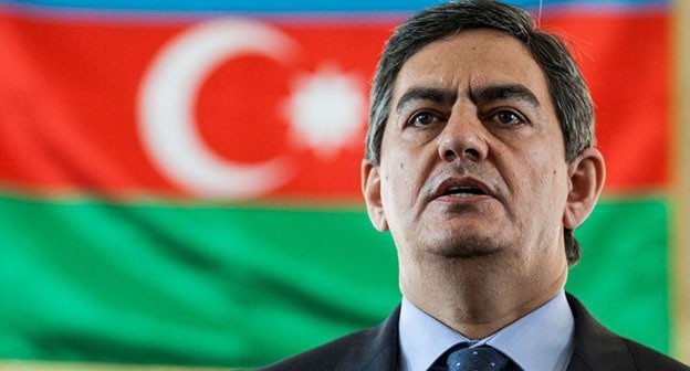 Али Керимли на фоне флага Азербайджана