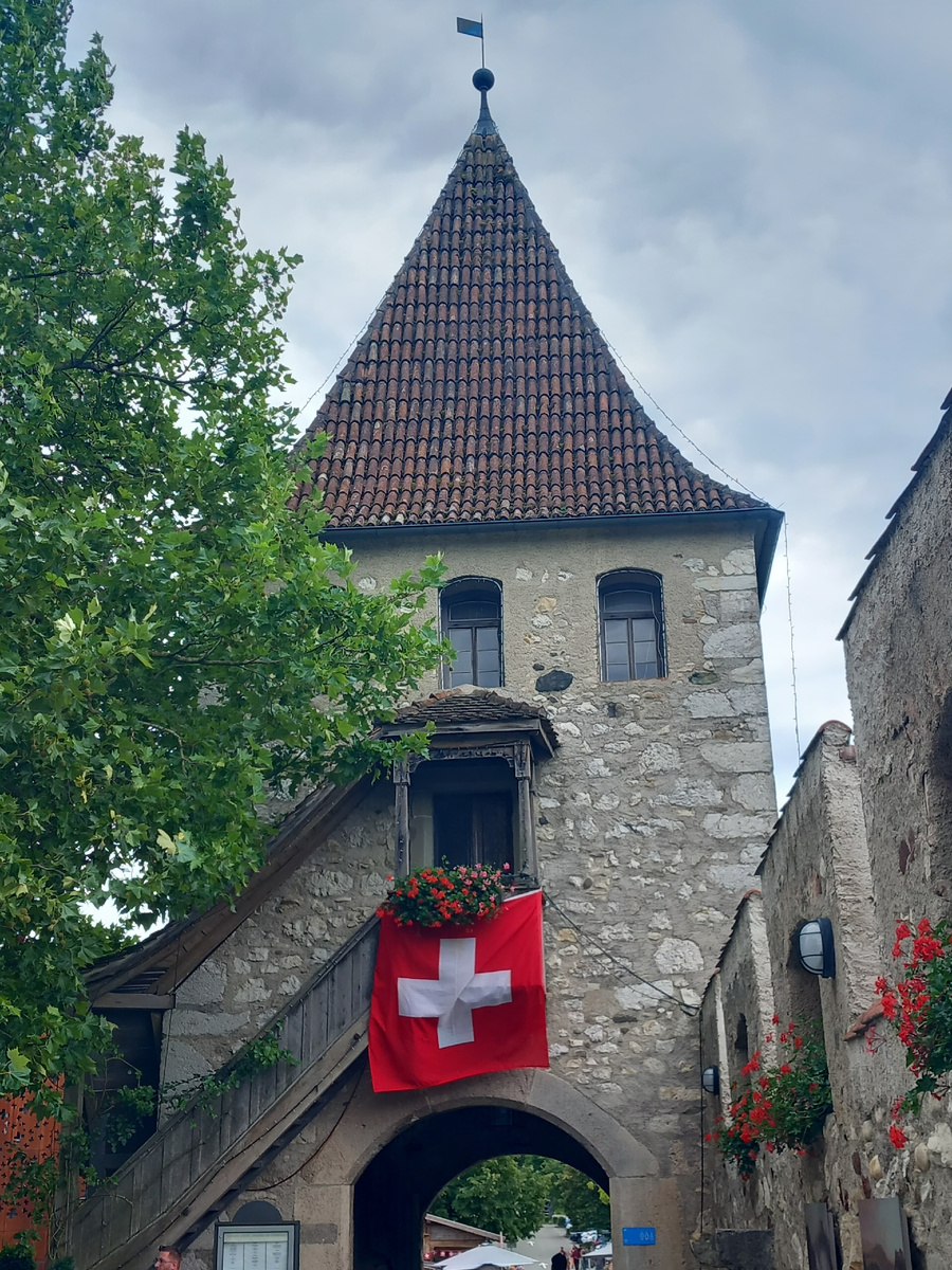 Замок Лауфен, левая сторона Рейна, там уже кантон Цюрих, правый берег - кантон Шаффхаузен