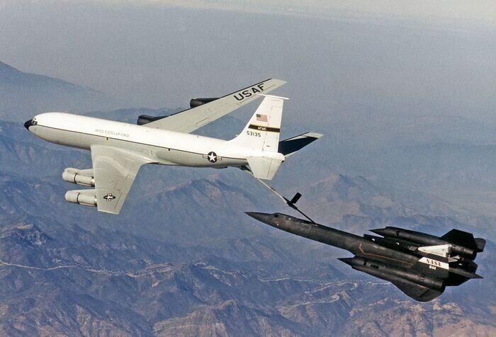 Заправка в воздухе самолета Blackbird топливом JP-7