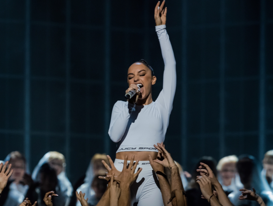 Фото Мари на концерте из официального канала во ВКонтакте