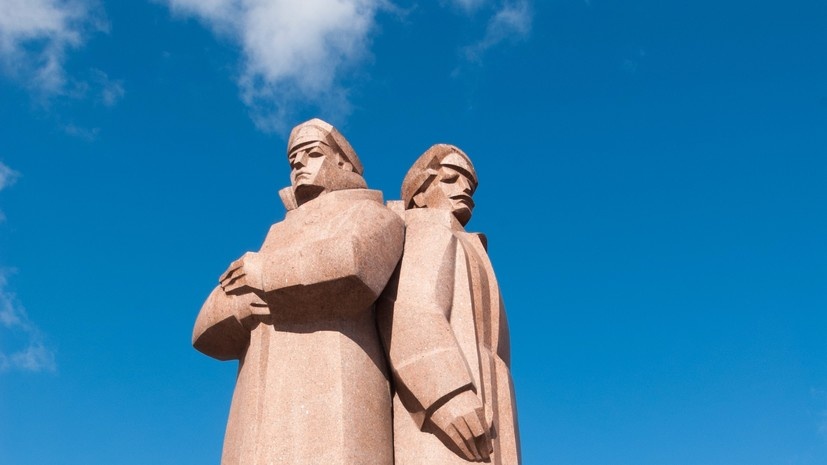     Памятник латышским стрелкам в Риге Gettyimages.ru Alex Segre