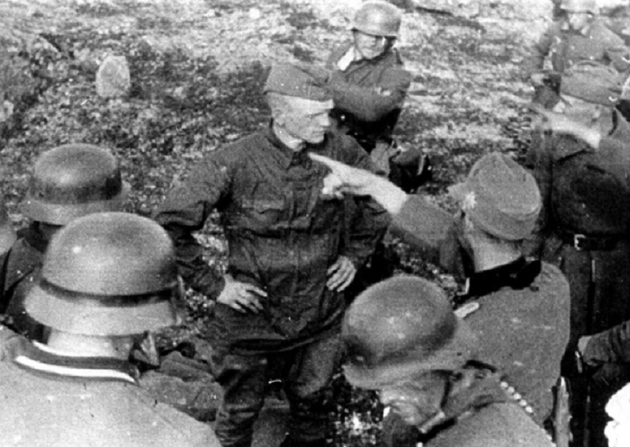 Советский солдат и фашисты