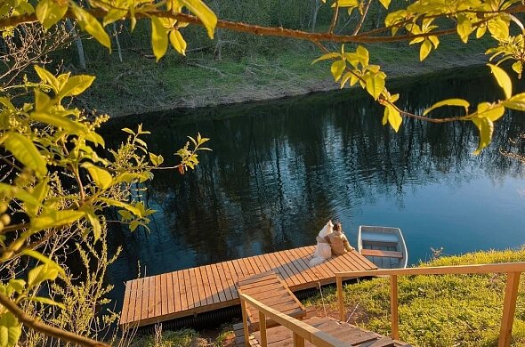 Очень крутой спуск к речке