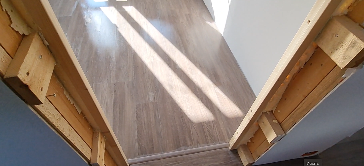 Дверь до обналички. На полу самый бюджетный ламинат.