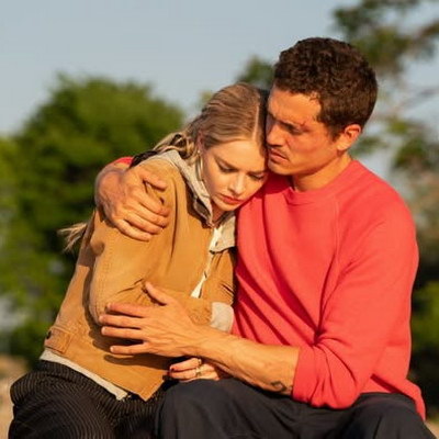     Самара Уивинг и Карл Глусман отправляются на дело в трейлере «Eenie Meanie»