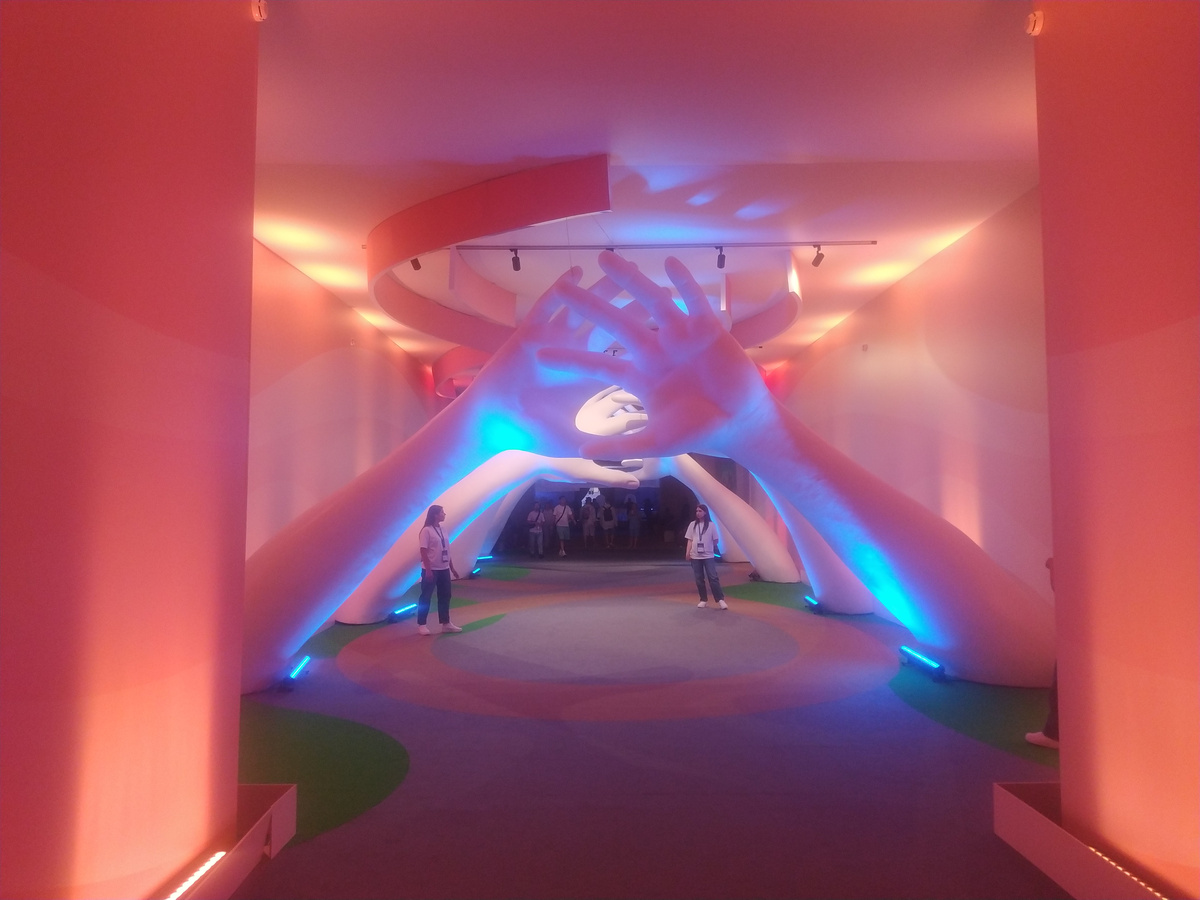 Арт-объект на входе в Гостиный двор на фестиваль "Территория будущего. Москва 2030"