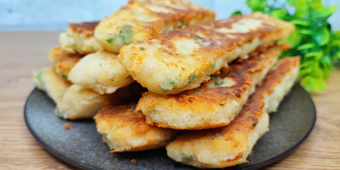 Такие вкусные палочки жарю вместо пирожков — быстрее, проще и очень сытно!