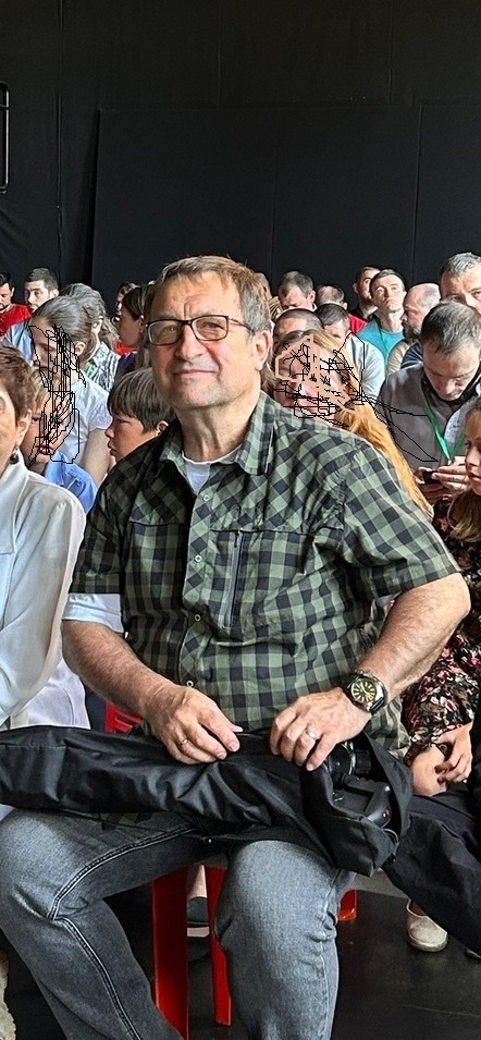 Гостей и спонсоров всегда сажают впереди. Но в данном случае фото сделано, скорее всего, на концерте, а не на спектакле, так как сидят дети и зал не театральный, а концертный  (я его еще помню).