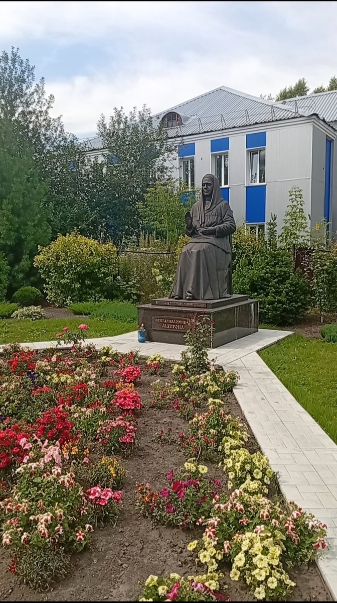 Фото у меня никакого другого пока нет. Это памятник Матроне. 