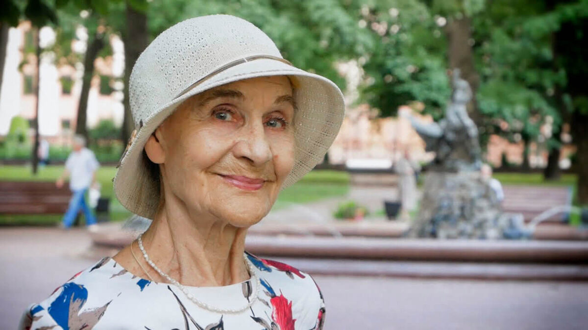 Зинаида Петровна Зубкова, советская и белорусская актриса театра и кино, народная артистка Республики Беларусь.