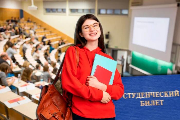 Как поступить в вуз после колледжа — нужно ли сдавать ЕГЭ, новые правила – 2025. Обложка © Коллаж © Life.ru, фото © Shutterstock / FOTODOM / Matej Kastelic, Luis Molinero