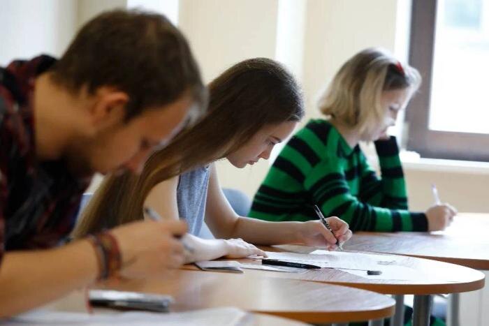 Если после колледжа хочется сменить направление вуза, придётся сдавать ЕГЭ. Фото © ТАСС / Артём Геодакян