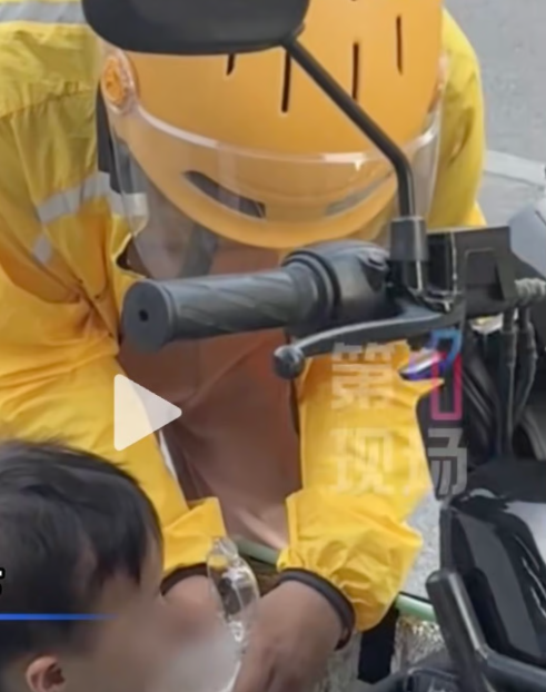 Женщина кормит девочку в перерывах между доставками