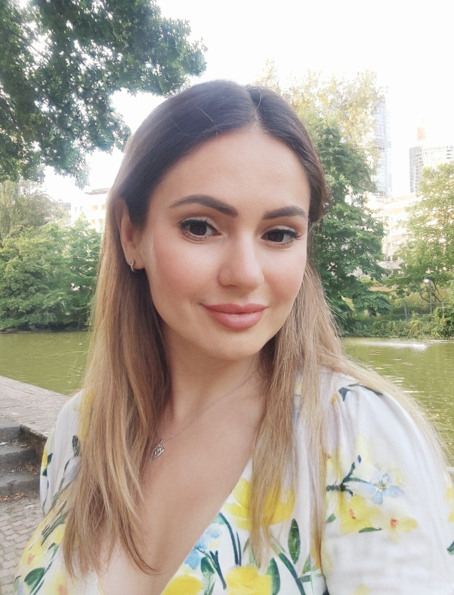 Халло, майне Шетцэ! Я Лёля — голос, идеи и сердце этого канала. Здесь всё по-честному: вдохновляю, делюсь, болтаю с вами как с подругами 💬✨