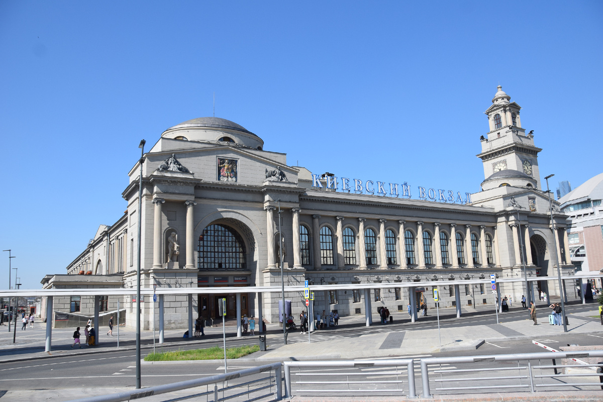 Киевский вокзал. Открыт в 1899 году. Современное здание построено в 1914 - 1918 годах по проекту архитектора И.И. Рерберга. До 1934 года назывался Брянским. Фото автора канала "Приключения Тома Сойера".