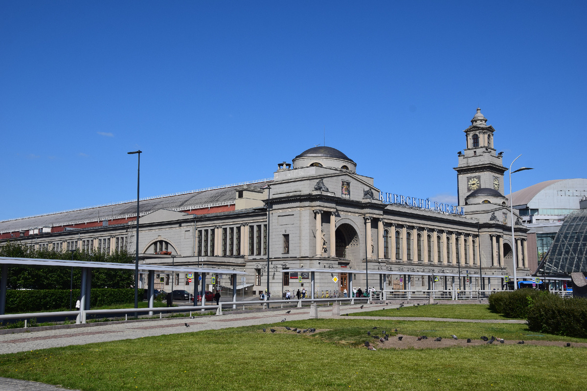 Киевский вокзал. Открыт в 1899 году. Современное здание построено в 1914 - 1918 годах по проекту архитектора И.И. Рерберга. До 1934 года назывался Брянским. Фото автора канала "Приключения Тома Сойера".