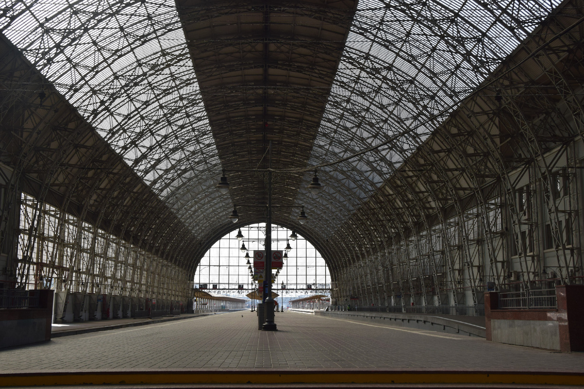 А вот этот дебаркадер, который чаще называют "Стеклянное небо инженера Шухова" был создан великим русским и советским инженером Владимиром Григорьевичем Шуховым. Фото автора канала "Приключения Тома Сойера".