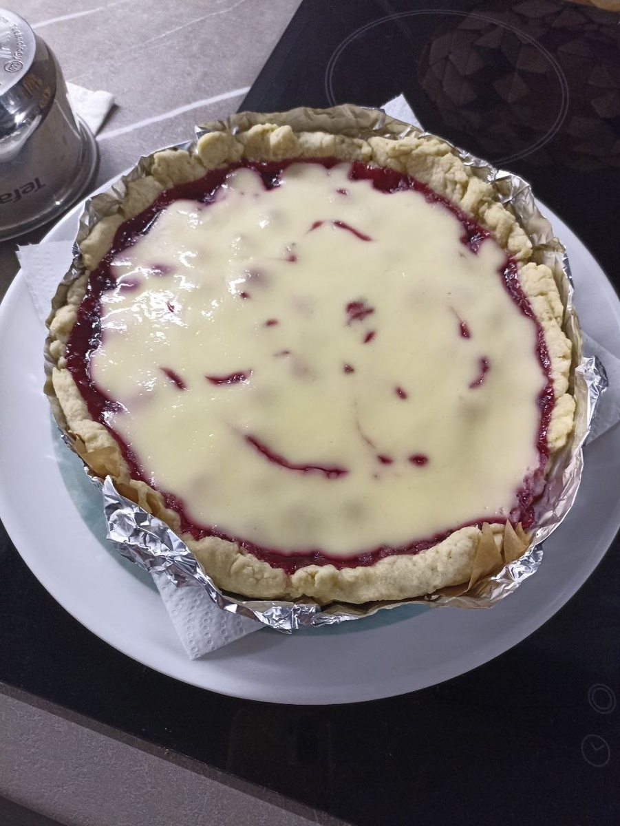 Заливной пирог с вишней (фото из архива). Немного другой вариант, здесь припустила вишню с сахаром и крахмалом.