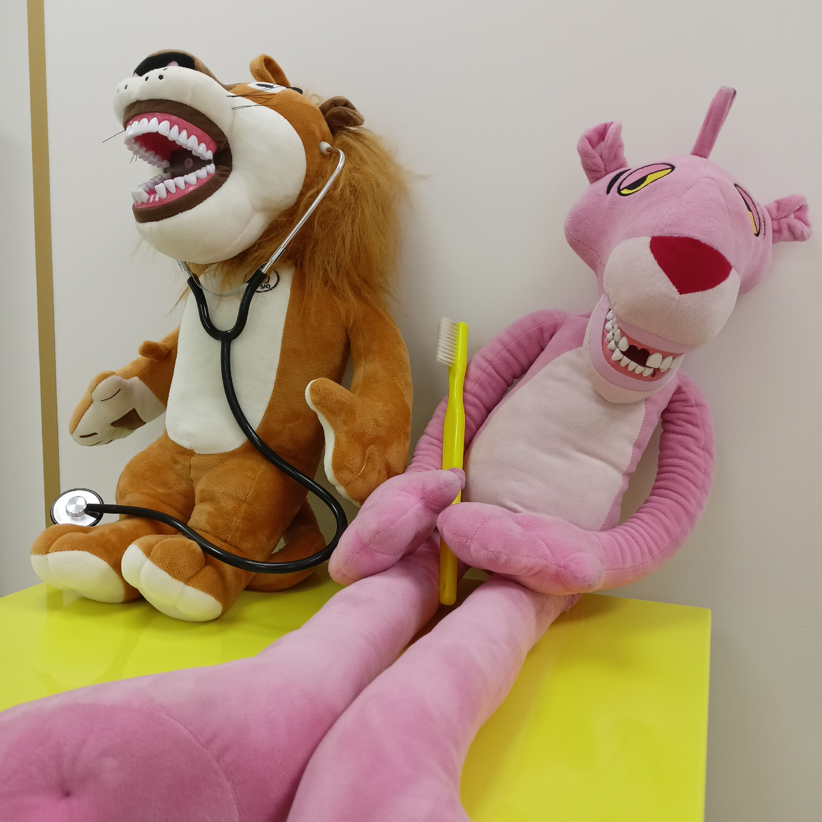 Детям интересно, что у игрушечных животных тоже бывают проблемы с зубами. Значит, уже не так страшно.