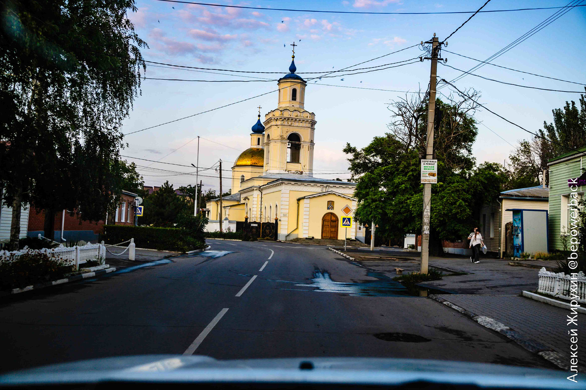 Всё начинается как в обычном южном городе, с уютной улицы и куполов церкви. Главное - вовремя свернуть