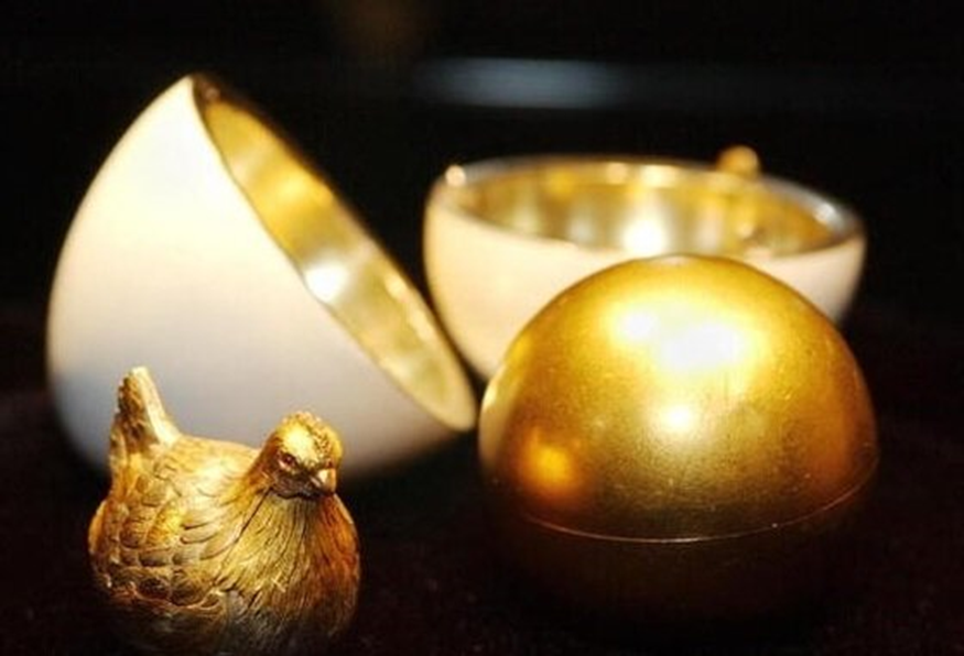 «Курочка», первое пасхальное яйцо Карла Фаберже, подаренное императору