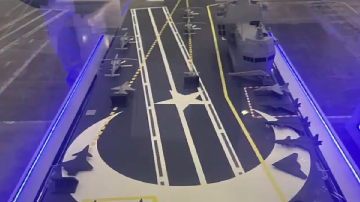    Модель авианосца класса MUGEM